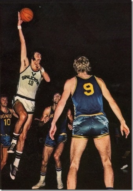 Serafini in gancio con la maglia della Virtus Bologna